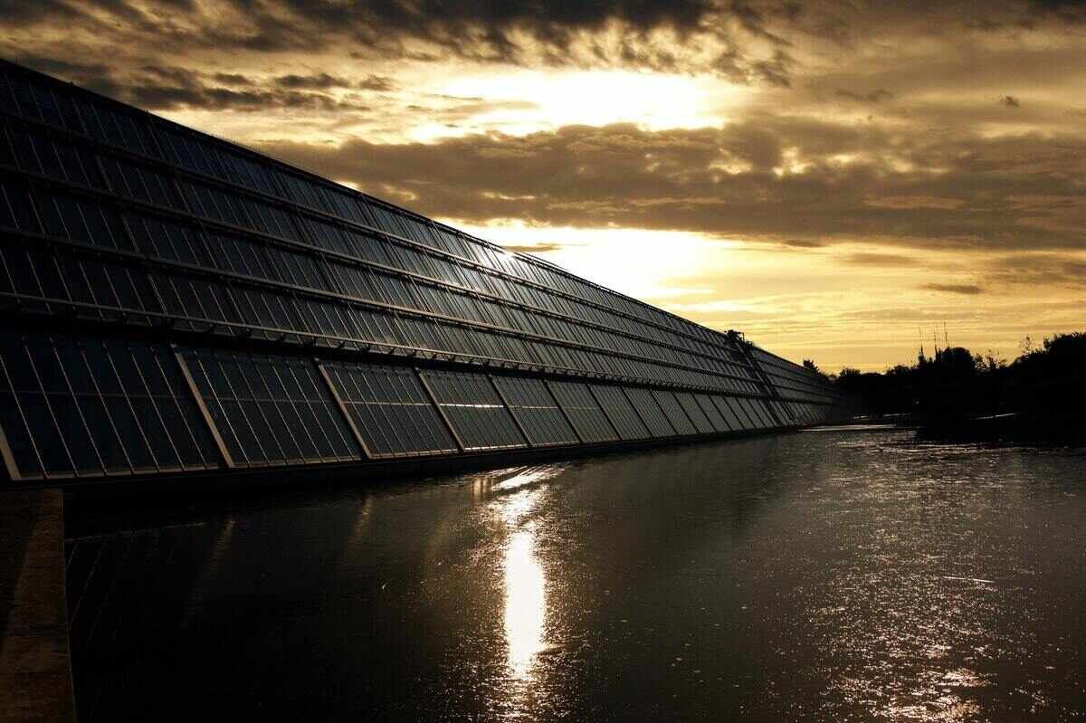 Budowa pływających farm fotowoltaicznych w Indonezji